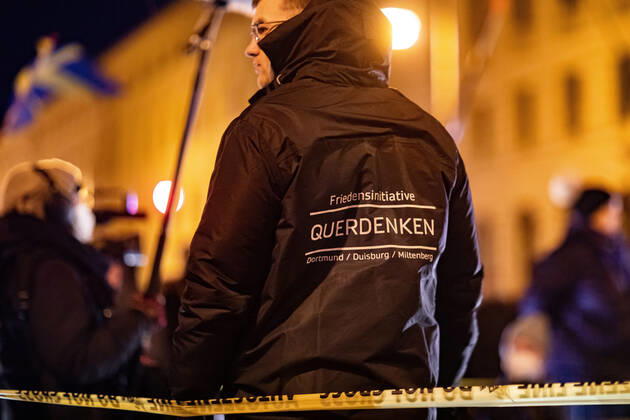 Demonstration gegen Corona Auflagen und gegen den Bayerischen Verwaltungsgerichtshof 24.01.2021 MÜNCHEN Eine Ordner mit einer Jacke, die die Aufschrift QUERDENKEN trägt, auf einer Kundgebung gegen die Corona Auflagen in der Münchner Innenstadt. München Bayern Deutschland