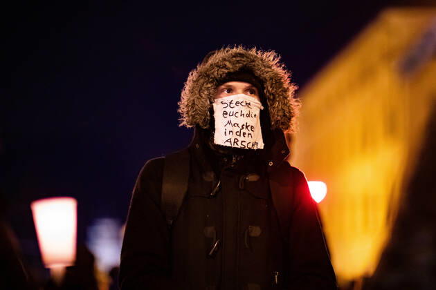 Demonstration gegen Corona Auflagen und gegen den Bayerischen Verwaltungsgerichtshof 24.01.2021 MÜNCHEN Ein Teilnehmer an der Kundgebung gegen die Corona Auflagen in der Münchner Innenstadt mit einer Maske. Auf der Maske steht: STECKT EUCH DIE MASKE IN DEN ARSCH. München Bayern Deutschland