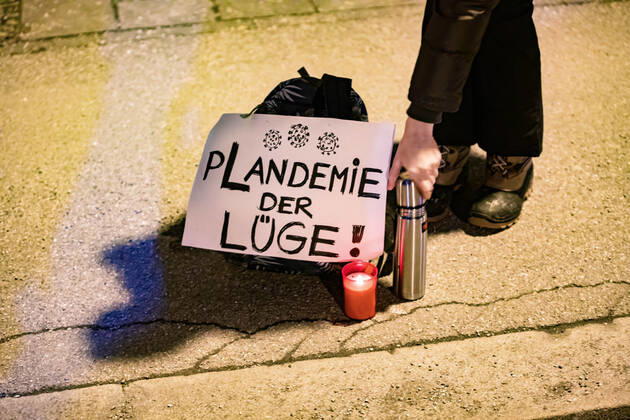 Demonstration gegen Corona Auflagen und gegen den Bayerischen Verwaltungsgerichtshof 24.01.2021 MÜNCHEN: Eine Teilnehmerin auf einer Kundgebung gegen die Corona Auflagen in der Münchner Innenstadt mit einem Schild. Auf dem Schild steht: PLANDERMIE DER LÜGE München Bayern Deutschland