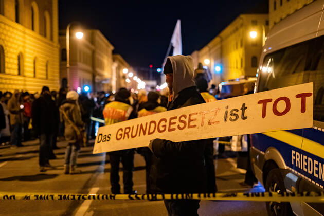 Demonstration gegen Corona Auflagen und gegen den Bayerischen Verwaltungsgerichtshof 24.01.2021 MÜNCHEN Ein Demonstrant auf einer Kundgebung gegen die Corona Auflagen in der Münchner Innenstadt. Auf dem Schild steht: DAS GRUNDGESETZ IST TOT. München Bayern Deutschland