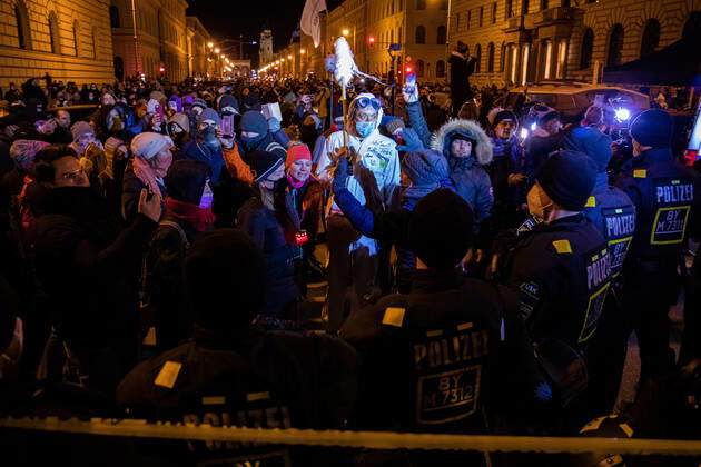 Demonstration gegen Corona Auflagen und gegen den Bayerischen Verwaltungsgerichtshof 24.01.2021 MÜNCHEN: Kundgebung gegen die Corona Auflagen in der Münchner Innenstadt. Nach der Gewahrsamnahme von dem Redner Karl Hilz, stehen Teilnehmer der Kundgebung Polizisten gegenüber. München Bayern Deutschland
