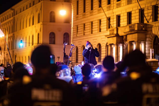 Demonstration gegen Corona Auflagen und gegen den Bayerischen Verwaltungsgerichtshof 24.01.2021 MÜNCHEN: Kundgebung gegen die Corona Auflagen in der Münchner Innenstadt. Nach der Gewahrsamnahme von dem Redner Karl Hilz, spricht der Rechtsanwalt Markus Haintz; im Vordergrund Polizisten. München Bayern Deutschland