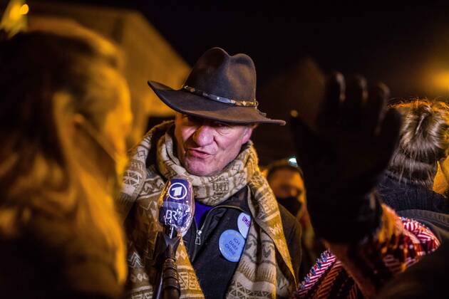 January 24, 2021, Munich, Bavaria, Germany: Former Munich police officer KARL HILZ at a Munich Querdenken demo. Hilz s bodyguard also aggressively pursued media representatives, even getting in between a Bayerischer Rundfunk interview to the visible anger of Hilz. On the heels of a court win with the Verwaltungsgerichtshof, Markus Haintz of the Querdenken group organized an anti-mask, anti-anti-Corona measure demonstration in front of the Verwaltungsgerichtshof in Munich, Germany. Approximately 250 were in attendance and displayed a jump in radicalization and propensity for violence against media representatives not seen prior to the end of the Trump era. At one point, media representatives were swarmed, physically attacked and prevente - ZUMAb160 20210124_zbp_b160_024 Copyright: xSachellexBabbarx