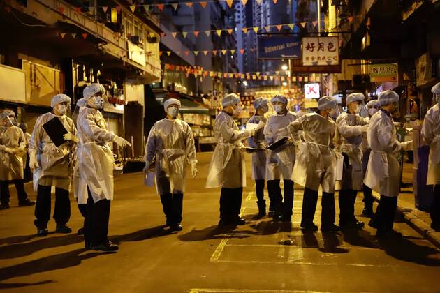 January 25, 2021, Hong Kong, CHINA: Government staffs are called in for duty in the early morning for checking local residents who are allowed to exit from restricted zone after partial lockdown has been lifted early this morning HK Time.Jan-25,2021Hong Kong.ZUMA Hong Kong CHINA - ZUMAl137 20210125_zap_l137_003 Copyright: xLiauxChung-renx