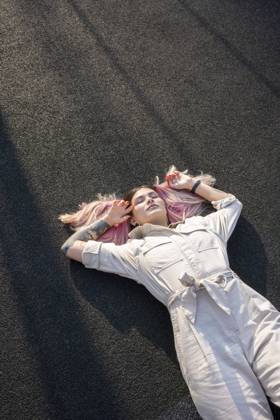 IMAGO Creative: Clickbait, Modetrends Hipster young woman with eyes closed lying down in sports court model released Symbolfoto VPIF03331