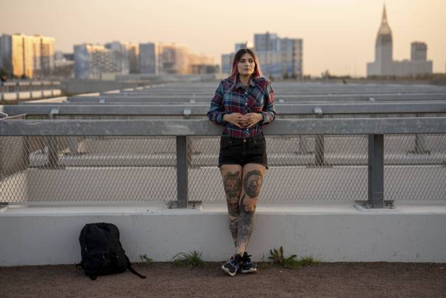 IMAGO Creative, Urban Lifestyle IMAGO Kreativ: Urbane Kultur - Sommer auf den Dächern Fashionable woman day dreaming while leaning on railing at rooftop during sunset model released Symbolfoto VPIF03383