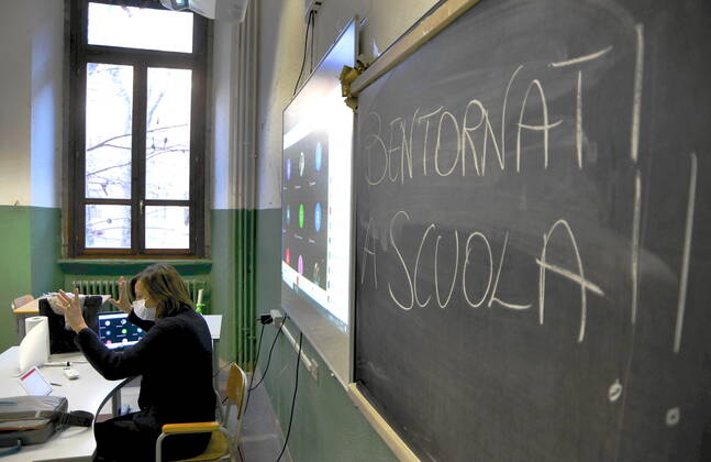 Milan, Back to school after the Lockdown for the Red zone with half the students still in DAD at a distance Editorial Usage Only  Copyright: xMaurizioxMaulex xIPAx