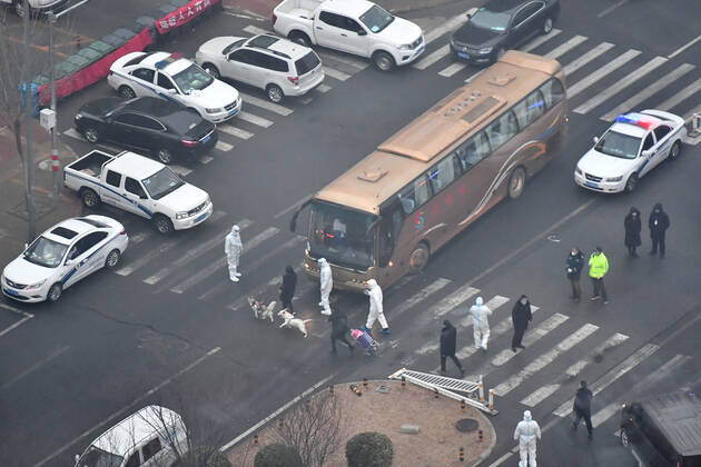 (210125) -- BEIJING, Jan. 25, 2021 -- Residents are about to go to the COVID-19 quarantine center with their dogs in the Ronghui residential compound in Daxing s Tiangongyuan subdistrict, Beijing, capital of China, Jan. 25, 2021. Citizens who are quarantined at the COVID-19 quarantine center in Daxing District can have their pets with them during the observation starting from Monday. Professionals of animal epidemic prevention will be on the spot at the quarantine center. ) CHINA-BEIJING-DAXING-COVID-19-QUARANTINE CENTER-WITH PETS (CN) SunxRuibo 