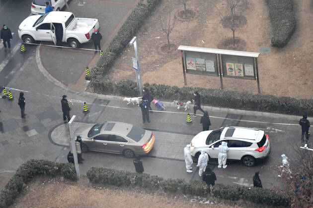 (210125) -- BEIJING, Jan. 25, 2021 -- Residents are about to go to the COVID-19 quarantine center with their dogs in the Ronghui residential compound in Daxing s Tiangongyuan subdistrict, Beijing, capital of China, Jan. 25, 2021. Citizens who are quarantined at the COVID-19 quarantine center in Daxing District can have their pets with them during the observation starting from Monday. Professionals of animal epidemic prevention will be on the spot at the quarantine center. ) CHINA-BEIJING-DAXING-COVID-19-QUARANTINE CENTER-WITH PETS (CN) SunxRuibo 