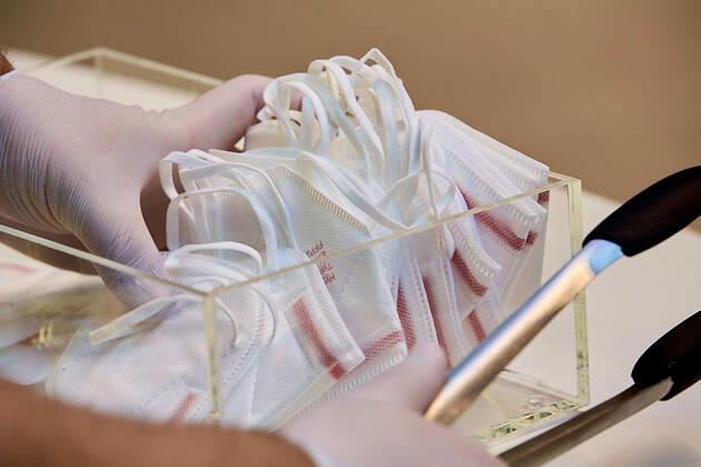 - Wien 25.01.2021 - Coronavirus Krise - FFP-Maskenpflicht - Als Konsequenz aus der weiteren Verbreitung des Coronavirus und den noch gefährlicheren Virusmutationen gilt ab heute die Pflicht FFP2 Masken in Supermärkten, in öffentlichen Verkehrmitteln, öffentlichen Gebäuden zu tragen. Die Supermarktketten verteilen je eine gratis FFP2 Maske pro Kunde für die ersten 3 Tage. Die Masken können auch für 0,59 Euro erworben werden. Österreich befindet sich noch bis vorraussichtlich den 8. Februar im 3., harten, Lockdown. PHOTO: Kunden und Angestellte dürfen nur mehr mit FFP2 Maske in den Supermarkt. Vienna, Austria - Corona virus crisis - FFP mask requirement - As a consequence of the further spread of the coronavirus and the even more dang 