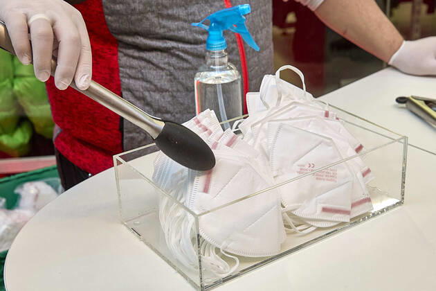 - Wien 25.01.2021 - Coronavirus Krise - FFP-Maskenpflicht - Als Konsequenz aus der weiteren Verbreitung des Coronavirus und den noch gefährlicheren Virusmutationen gilt ab heute die Pflicht FFP2 Masken in Supermärkten, in öffentlichen Verkehrmitteln, öffentlichen Gebäuden zu tragen. Die Supermarktketten verteilen je eine gratis FFP2 Maske pro Kunde für die ersten 3 Tage. Die Masken können auch für 0,59 Euro erworben werden. Österreich befindet sich noch bis vorraussichtlich den 8. Februar im 3., harten, Lockdown. PHOTO: Kunden und Angestellte dürfen nur mehr mit FFP2 Maske in den Supermarkt. Vienna, Austria - Corona virus crisis - FFP mask requirement - As a consequence of the further spread of the coronavirus and the even more dang 