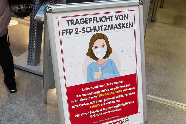 News Bilder des Tages - Wien 25.01.2021 - Coronavirus Krise - FFP-Maskenpflicht - Als Konsequenz aus der weiteren Verbreitung des Coronavirus und den noch gefährlicheren Virusmutationen gilt ab heute die Pflicht FFP2 Masken in Supermärkten, in öffentlichen Verkehrmitteln, öffentlichen Gebäuden zu tragen. Die Supermarktketten verteilen je eine gratis FFP2 Maske pro Kunde für die ersten 3 Tage. Die Masken können auch für 0,59 Euro erworben werden. Österreich befindet sich noch bis vorraussichtlich den 8. Februar im 3., harten, Lockdown. PHOTO: Kunden und Angestellte dürfen nur mehr mit FFP2 Maske in den Supermarkt. Vienna, Austria - Corona virus crisis - FFP mask requirement - As a consequence of the further spread of the coronavirus and the even more dang 