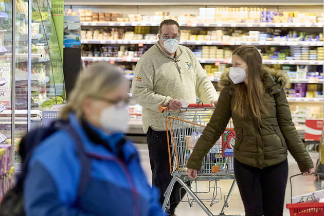 - Wien 25.01.2021 - Coronavirus Krise - FFP-Maskenpflicht - Als Konsequenz aus der weiteren Verbreitung des Coronavirus und den noch gefährlicheren Virusmutationen gilt ab heute die Pflicht FFP2 Masken in Supermärkten, in öffentlichen Verkehrmitteln, öffentlichen Gebäuden zu tragen. Die Supermarktketten verteilen je eine gratis FFP2 Maske pro Kunde für die ersten 3 Tage. Die Masken können auch für 0,59 Euro erworben werden. Österreich befindet sich noch bis vorraussichtlich den 8. Februar im 3., harten, Lockdown. PHOTO: Kunden und Angestellte dürfen nur mehr mit FFP2 Maske in den Supermarkt. Vienna, Austria - Corona virus crisis - FFP mask requirement - As a consequence of the further spread of the coronavirus and the even more dang 