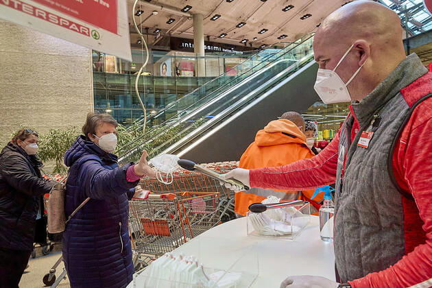 - Wien 25.01.2021 - Coronavirus Krise - FFP-Maskenpflicht - Als Konsequenz aus der weiteren Verbreitung des Coronavirus und den noch gefährlicheren Virusmutationen gilt ab heute die Pflicht FFP2 Masken in Supermärkten, in öffentlichen Verkehrmitteln, öffentlichen Gebäuden zu tragen. Die Supermarktketten verteilen je eine gratis FFP2 Maske pro Kunde für die ersten 3 Tage. Die Masken können auch für 0,59 Euro erworben werden. Österreich befindet sich noch bis vorraussichtlich den 8. Februar im 3., harten, Lockdown. PHOTO: Kunden und Angestellte dürfen nur mehr mit FFP2 Maske in den Supermarkt. Vienna, Austria - Corona virus crisis - FFP mask requirement - As a consequence of the further spread of the coronavirus and the even more dang 