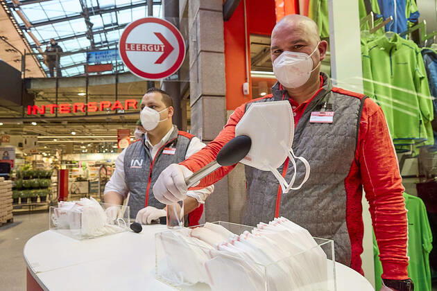 News Bilder des Tages - Wien 25.01.2021 - Coronavirus Krise - FFP-Maskenpflicht - Als Konsequenz aus der weiteren Verbreitung des Coronavirus und den noch gefährlicheren Virusmutationen gilt ab heute die Pflicht FFP2 Masken in Supermärkten, in öffentlichen Verkehrmitteln, öffentlichen Gebäuden zu tragen. Die Supermarktketten verteilen je eine gratis FFP2 Maske pro Kunde für die ersten 3 Tage. Die Masken können auch für 0,59 Euro erworben werden. Österreich befindet sich noch bis vorraussichtlich den 8. Februar im 3., harten, Lockdown. PHOTO: Kunden und Angestellte dürfen nur mehr mit FFP2 Maske in den Supermarkt. Vienna, Austria - Corona virus crisis - FFP mask requirement - As a consequence of the further spread of the coronavirus and the even more dang 