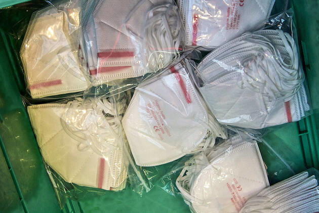 - Wien 25.01.2021 - Coronavirus Krise - FFP-Maskenpflicht - Als Konsequenz aus der weiteren Verbreitung des Coronavirus und den noch gefährlicheren Virusmutationen gilt ab heute die Pflicht FFP2 Masken in Supermärkten, in öffentlichen Verkehrmitteln, öffentlichen Gebäuden zu tragen. Die Supermarktketten verteilen je eine gratis FFP2 Maske pro Kunde für die ersten 3 Tage. Die Masken können auch für 0,59 Euro erworben werden. Österreich befindet sich noch bis vorraussichtlich den 8. Februar im 3., harten, Lockdown. PHOTO: Kunden und Angestellte dürfen nur mehr mit FFP2 Maske in den Supermarkt. Vienna, Austria - Corona virus crisis - FFP mask requirement - As a consequence of the further spread of the coronavirus and the even more dang 