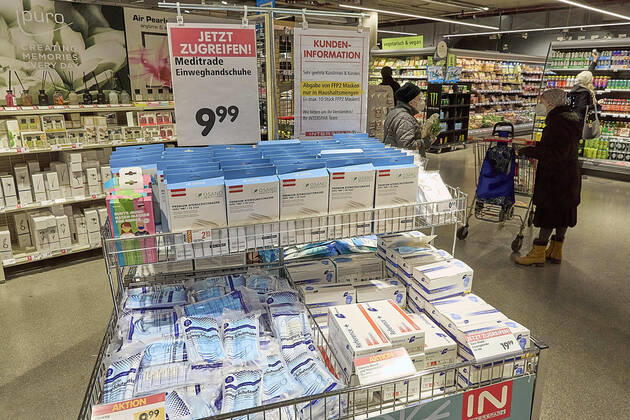 - Wien 25.01.2021 - Coronavirus Krise - FFP-Maskenpflicht - Als Konsequenz aus der weiteren Verbreitung des Coronavirus und den noch gefährlicheren Virusmutationen gilt ab heute die Pflicht FFP2 Masken in Supermärkten, in öffentlichen Verkehrmitteln, öffentlichen Gebäuden zu tragen. Die Supermarktketten verteilen je eine gratis FFP2 Maske pro Kunde für die ersten 3 Tage. Die Masken können auch für 0,59 Euro erworben werden. Österreich befindet sich noch bis vorraussichtlich den 8. Februar im 3., harten, Lockdown. PHOTO: Kunden und Angestellte dürfen nur mehr mit FFP2 Maske in den Supermarkt. Vienna, Austria - Corona virus crisis - FFP mask requirement - As a consequence of the further spread of the coronavirus and the even more dang 