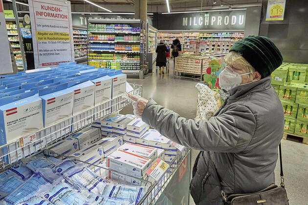 - Wien 25.01.2021 - Coronavirus Krise - FFP-Maskenpflicht - Als Konsequenz aus der weiteren Verbreitung des Coronavirus und den noch gefährlicheren Virusmutationen gilt ab heute die Pflicht FFP2 Masken in Supermärkten, in öffentlichen Verkehrmitteln, öffentlichen Gebäuden zu tragen. Die Supermarktketten verteilen je eine gratis FFP2 Maske pro Kunde für die ersten 3 Tage. Die Masken können auch für 0,59 Euro erworben werden. Österreich befindet sich noch bis vorraussichtlich den 8. Februar im 3., harten, Lockdown. PHOTO: Kunden und Angestellte dürfen nur mehr mit FFP2 Maske in den Supermarkt. Vienna, Austria - Corona virus crisis - FFP mask requirement - As a consequence of the further spread of the coronavirus and the even more dang 