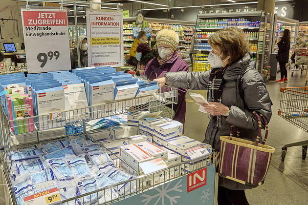 - Wien 25.01.2021 - Coronavirus Krise - FFP-Maskenpflicht - Als Konsequenz aus der weiteren Verbreitung des Coronavirus und den noch gefährlicheren Virusmutationen gilt ab heute die Pflicht FFP2 Masken in Supermärkten, in öffentlichen Verkehrmitteln, öffentlichen Gebäuden zu tragen. Die Supermarktketten verteilen je eine gratis FFP2 Maske pro Kunde für die ersten 3 Tage. Die Masken können auch für 0,59 Euro erworben werden. Österreich befindet sich noch bis vorraussichtlich den 8. Februar im 3., harten, Lockdown. PHOTO: Kunden und Angestellte dürfen nur mehr mit FFP2 Maske in den Supermarkt. Vienna, Austria - Corona virus crisis - FFP mask requirement - As a consequence of the further spread of the coronavirus and the even more dang 