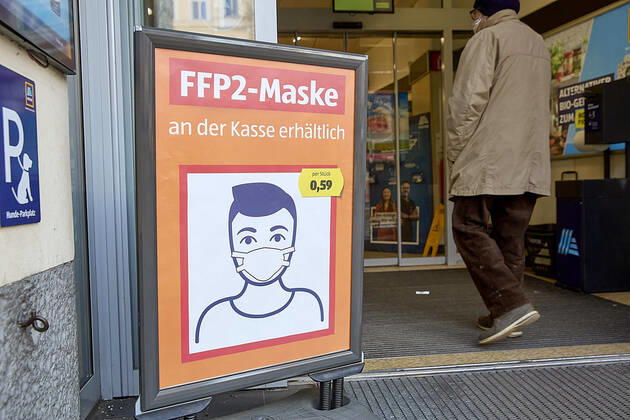 - Wien 25.01.2021 - Coronavirus Krise - FFP-Maskenpflicht - Als Konsequenz aus der weiteren Verbreitung des Coronavirus und den noch gefährlicheren Virusmutationen gilt ab heute die Pflicht FFP2 Masken in Supermärkten, in öffentlichen Verkehrmitteln, öffentlichen Gebäuden zu tragen. Die Supermarktketten verteilen je eine gratis FFP2 Maske pro Kunde für die ersten 3 Tage. Die Masken können auch für 0,59 Euro erworben werden. Österreich befindet sich noch bis vorraussichtlich den 8. Februar im 3., harten, Lockdown. PHOTO: Kunden und Angestellte dürfen nur mehr mit FFP2 Maske in den Supermarkt. Vienna, Austria - Corona virus crisis - FFP mask requirement - As a consequence of the further spread of the coronavirus and the even more dang 