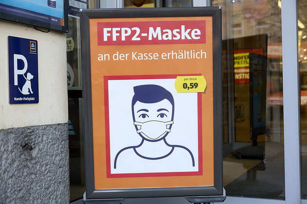 - Wien 25.01.2021 - Coronavirus Krise - FFP-Maskenpflicht - Als Konsequenz aus der weiteren Verbreitung des Coronavirus und den noch gefährlicheren Virusmutationen gilt ab heute die Pflicht FFP2 Masken in Supermärkten, in öffentlichen Verkehrmitteln, öffentlichen Gebäuden zu tragen. Die Supermarktketten verteilen je eine gratis FFP2 Maske pro Kunde für die ersten 3 Tage. Die Masken können auch für 0,59 Euro erworben werden. Österreich befindet sich noch bis vorraussichtlich den 8. Februar im 3., harten, Lockdown. PHOTO: Kunden und Angestellte dürfen nur mehr mit FFP2 Maske in den Supermarkt. Vienna, Austria - Corona virus crisis - FFP mask requirement - As a consequence of the further spread of the coronavirus and the even more dang 