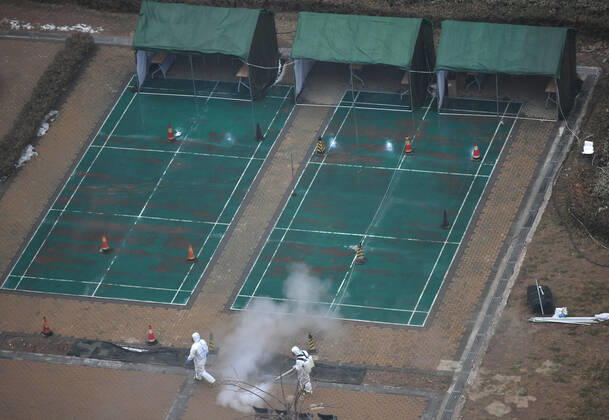 (210125) -- BEIJING, Jan. 25, 2021 -- Epidemic prevention staff conduct disinfection at the Ronghui residential compound in Daxing s Tiangongyuan subdistrict, Beijing, capital of China, Jan. 25, 2021. The COVID-19 risk classification of the Ronghui residential compound, where several locally transmitted COVID-19 cases had been detected recently, was upgraded to high-risk on Jan. 20. ) CHINA-BEIJING-COVID-19-DISINFECTION (CN) SunxRuibo 