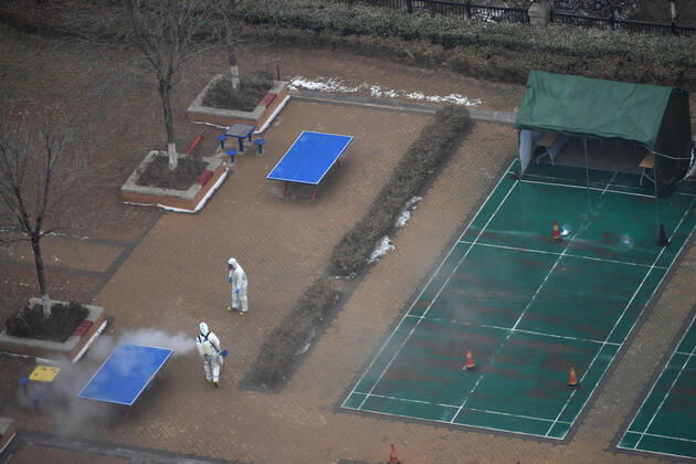 (210125) -- BEIJING, Jan. 25, 2021 -- Epidemic prevention staff conduct disinfection at the Ronghui residential compound in Daxing s Tiangongyuan subdistrict, Beijing, capital of China, Jan. 25, 2021. The COVID-19 risk classification of the Ronghui residential compound, where several locally transmitted COVID-19 cases had been detected recently, was upgraded to high-risk on Jan. 20. ) CHINA-BEIJING-COVID-19-DISINFECTION (CN) SunxRuibo 
