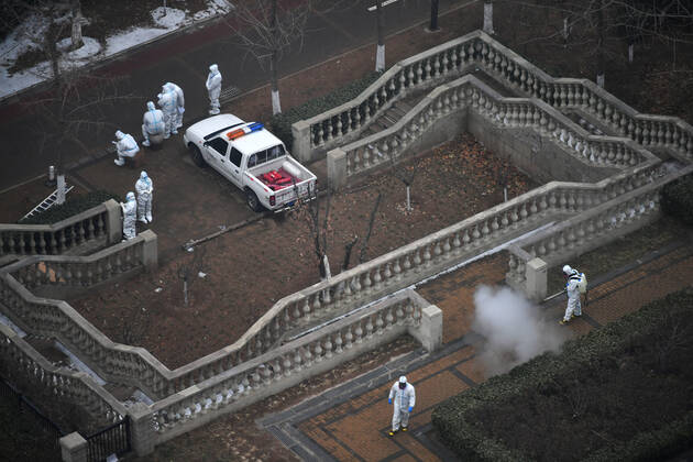 News Bilder des Tages (210125) -- BEIJING, Jan. 25, 2021 -- Epidemic prevention staff conduct disinfection at the Ronghui residential compound in Daxing s Tiangongyuan subdistrict, Beijing, capital of China, Jan. 25, 2021. The COVID-19 risk classification of the Ronghui residential compound, where several locally transmitted COVID-19 cases had been detected recently, was upgraded to high-risk on Jan. 20. ) CHINA-BEIJING-COVID-19-DISINFECTION (CN) SunxRuibo 