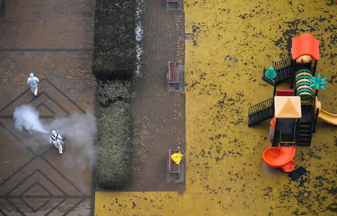 (210125) -- BEIJING, Jan. 25, 2021 -- Epidemic prevention staff conduct disinfection at the Ronghui residential compound in Daxing s Tiangongyuan subdistrict, Beijing, capital of China, Jan. 25, 2021. The COVID-19 risk classification of the Ronghui residential compound, where several locally transmitted COVID-19 cases had been detected recently, was upgraded to high-risk on Jan. 20. ) CHINA-BEIJING-COVID-19-DISINFECTION (CN) SunxRuibo 
