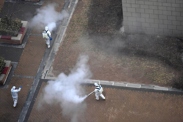 (210125) -- BEIJING, Jan. 25, 2021 -- Epidemic prevention staff conduct disinfection at the Ronghui residential compound in Daxing s Tiangongyuan subdistrict, Beijing, capital of China, Jan. 25, 2021. The COVID-19 risk classification of the Ronghui residential compound, where several locally transmitted COVID-19 cases had been detected recently, was upgraded to high-risk on Jan. 20. ) CHINA-BEIJING-COVID-19-DISINFECTION (CN) SunxRuibo 