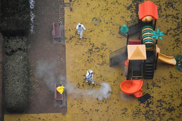 (210125) -- BEIJING, Jan. 25, 2021 -- Epidemic prevention staff conduct disinfection at the Ronghui residential compound in Daxing s Tiangongyuan subdistrict, Beijing, capital of China, Jan. 25, 2021. The COVID-19 risk classification of the Ronghui residential compound, where several locally transmitted COVID-19 cases had been detected recently, was upgraded to high-risk on Jan. 20. ) CHINA-BEIJING-COVID-19-DISINFECTION (CN) SunxRuibo 