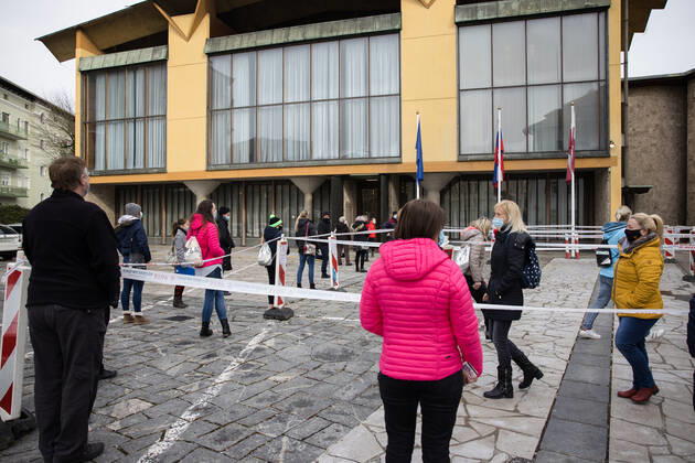 News Bilder des Tages January 25, 2021, Kranj, Slovenia: Teachers wait outside town hall to take a rapid COVID-19 antigen test before elementary schools reopen in Kranj..Elementary School teachers take mass rapid COVID-19 antigen testing at the town hall before the return of elementary and kindergarten students to school on Tuesday 26th. Kranj Slovenia - ZUMAs197 20210125_zaa_s197_030 Copyright: xLukaxDakskoblerx