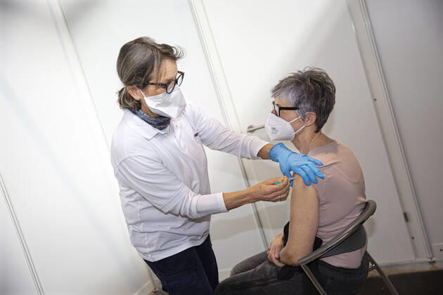 Kreisimpfzentrum Messe Stuttgart, Impfmodell Bettina Tietke, 55 Jahre von der Filderklinik. Kreisimpfzentrum Messe Stuttgart, Impfmodell Bettina Tietke, 55 Jahre von der Filderklinik.