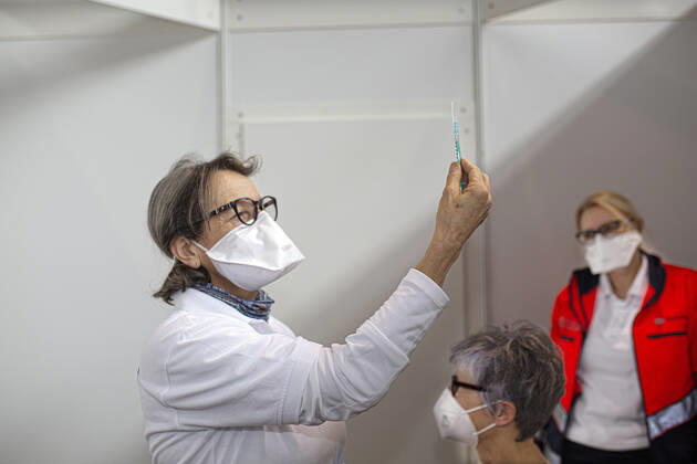 Kreisimpfzentrum Messe Stuttgart, Impfmodell Bettina Tietke, 55 Jahre von der Filderklinik. Kreisimpfzentrum Messe Stuttgart, Impfmodell Bettina Tietke, 55 Jahre von der Filderklinik.