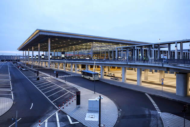Flughafen BER Schoenefeld, DEU, 25.01.2021 - Leere Terminals, kaum Starts und Landungen. Die Corona-Pandemie hat den Betrieb am BER nahezu zum Erliegen gebracht. Die Flughafengesellschaft steht vor grossen finanziellen Problemen. Schoenefeld Brandenburg Deutschland