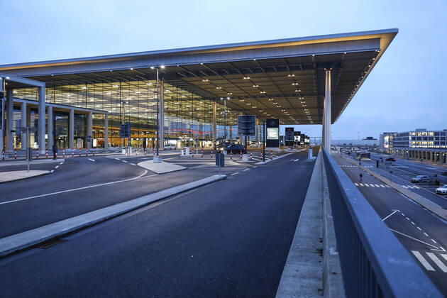 News Bilder des Tages Flughafen BER Schoenefeld, DEU, 25.01.2021 - Leere Terminals, kaum Starts und Landungen. Die Corona-Pandemie hat den Betrieb am BER nahezu zum Erliegen gebracht. Die Flughafengesellschaft steht vor grossen finanziellen Problemen. Schoenefeld Brandenburg Deutschland