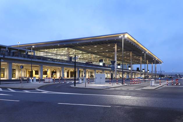 Flughafen BER Schoenefeld, DEU, 25.01.2021 - Leere Terminals, kaum Starts und Landungen. Die Corona-Pandemie hat den Betrieb am BER nahezu zum Erliegen gebracht. Die Flughafengesellschaft steht vor grossen finanziellen Problemen. Schoenefeld Brandenburg Deutschland