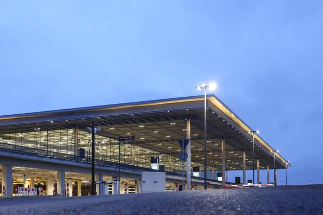 Flughafen BER Schoenefeld, DEU, 25.01.2021 - Leere Terminals, kaum Starts und Landungen. Die Corona-Pandemie hat den Betrieb am BER nahezu zum Erliegen gebracht. Die Flughafengesellschaft steht vor grossen finanziellen Problemen. Schoenefeld Brandenburg Deutschland