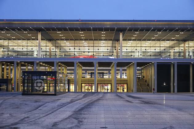 Flughafen BER Schoenefeld, DEU, 25.01.2021 - Leere Terminals, kaum Starts und Landungen. Die Corona-Pandemie hat den Betrieb am BER nahezu zum Erliegen gebracht. Die Flughafengesellschaft steht vor grossen finanziellen Problemen. Schoenefeld Brandenburg Deutschland