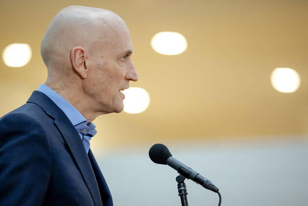 ROTTERDAM - Ernst Kuipers, voorzitter van het Landelijk Netwerk Acute Zorg, praat in het universitair ziekenhuis Erasmus MC de pers bij over de huidige stand van zaken op de intensive cares en verpleegafdelingen. ANP ROBIN VAN LONKHUIJSEN Copyright: xHollandsexHoogtex xxANPx x427548869x