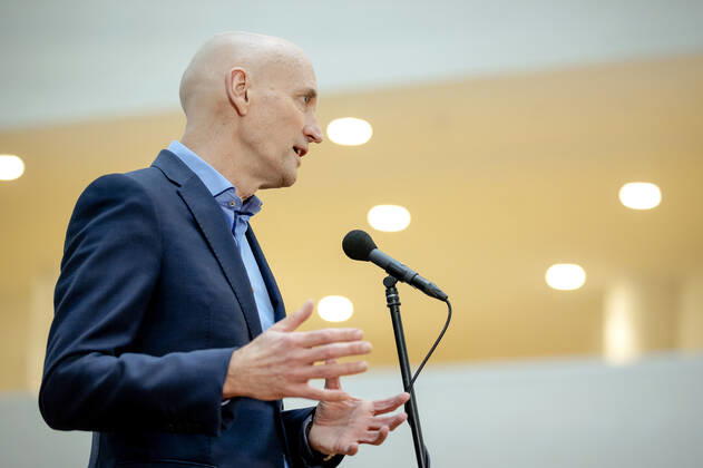 ROTTERDAM - Ernst Kuipers, voorzitter van het Landelijk Netwerk Acute Zorg, praat in het universitair ziekenhuis Erasmus MC de pers bij over de huidige stand van zaken op de intensive cares en verpleegafdelingen. ANP ROBIN VAN LONKHUIJSEN Copyright: xHollandsexHoogtex xxANPx x427548876x