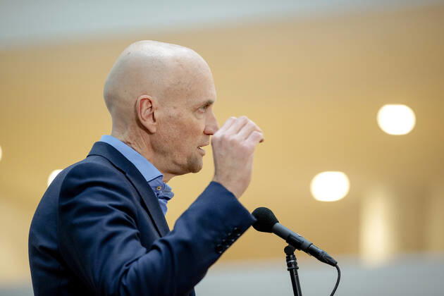 ROTTERDAM - Ernst Kuipers, voorzitter van het Landelijk Netwerk Acute Zorg, praat in het universitair ziekenhuis Erasmus MC de pers bij over de huidige stand van zaken op de intensive cares en verpleegafdelingen. ANP ROBIN VAN LONKHUIJSEN Copyright: xHollandsexHoogtex xxANPx x427548988x