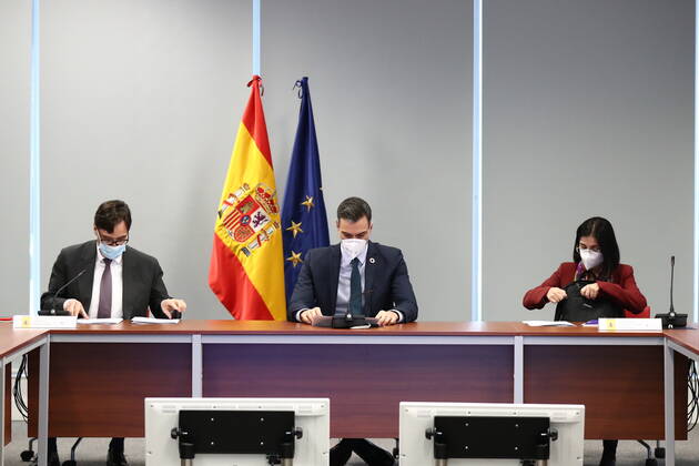 (L-R) The Minister of Health, Salvador Illa, the President of the Government, Pedro Sanchez and the Minister of Territorial Policy and Public Function, Carolina Darias during the meeting of the coronavirus monitoring committee at the Spanish Medicines Agency (AEMPS) in Madrid (Spain) on 25 January 2021. 25 JANUARY 2021;CORONAVIRUS;INFECTED;INFECTIONS;DEATHS;VACCINATION;PANDEMIC Moncloa 01 25 2021 Madrid Madrid Spain Copyright: xMoncloax 3534098