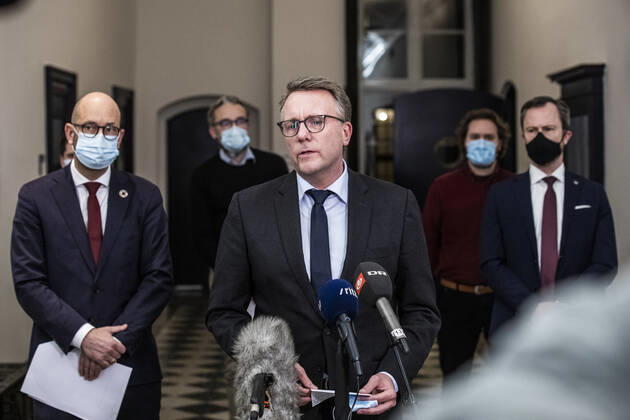 Regeringen, Venstre, Radikale Venstre, Socialistisk Folkeparti og Liberal Alliance praesenterer en aftale om erstatning til minkavlere og foelgeerhverv ved et doorstep paa stengangen i Finansministeriet, mandag den 25. januar 2021.. , Denmark Copyright: ÓlafurxSteinarxRyexGestsson ÓlafurxSteinarxGestssonx cop111 spdk20210125-213313-L