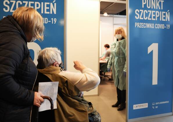 Start of the vaccinating as a part of the national COVID-19 immunization programme for citizens aged over 80 25.01.2021 Gdansk. Punkt Szczepien przeciw COVID -19 w Amber Expo. Rozpoczelo sie szczepienie seniorow powyzej 80. roku zycia. Fot. Karolina Misztal REPORTER EN_01462016_0079 