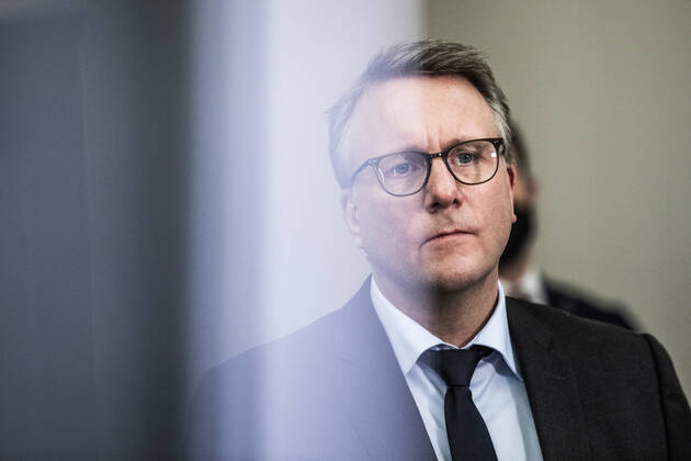 Foedevareminister Rasmus Prehn (S), fungerende finansminister Morten Boedskov (paa billedet) , Andreas Steenberg (RV), Carl Valentin (SF), Ole Birk Olesen (LA), Jakob Ellemann-Jensen (V) praesenterer en aftale mellem regeringen, Venstre, Radikale Venstre, Socialistisk Folkeparti og Liberal Alliance om erstatning til minkavlere og foelgeerhverv ved et doorstep paa stengangen i Finansministeriet, mandag den 25. januar 2021.. , Denmark Copyright: ÓlafurxSteinarxRyexGestsson ÓlafurxSteinarxGestssonx cop111 spdk20210125-221415-L