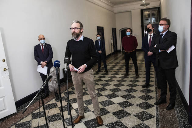 Foedevareminister Rasmus Prehn (S), fungerende finansminister Morten Boedskov , Andreas Steenberg (RV), Carl Valentin (SF), Ole Birk Olesen (LA), Jakob Ellemann-Jensen (V) praesenterer en aftale mellem regeringen, Venstre, Radikale Venstre, Socialistisk Folkeparti og Liberal Alliance om erstatning til minkavlere og foelgeerhverv ved et doorstep paa stengangen i Finansministeriet, mandag den 25. januar 2021.. , Denmark Copyright: ÓlafurxSteinarxRyexGestsson ÓlafurxSteinarxGestssonx cop111 spdk20210125-221427-L
