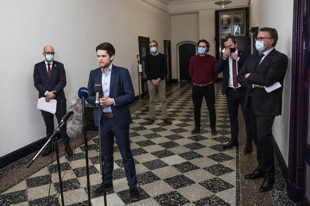 Foedevareminister Rasmus Prehn (S), fungerende finansminister Morten Boedskov , Andreas Steenberg (RV), Carl Valentin (SF), Ole Birk Olesen (LA), Jakob Ellemann-Jensen (V) praesenterer en aftale mellem regeringen, Venstre, Radikale Venstre, Socialistisk Folkeparti og Liberal Alliance om erstatning til minkavlere og foelgeerhverv ved et doorstep paa stengangen i Finansministeriet, mandag den 25. januar 2021.. , Denmark Copyright: ÓlafurxSteinarxRyexGestsson ÓlafurxSteinarxGestssonx cop111 spdk20210125-221445-L