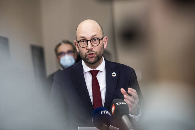Foedevareminister Rasmus Prehn (paa billedet) (S), fungerende finansminister Morten Boedskov , Andreas Steenberg (RV), Carl Valentin (SF), Ole Birk Olesen (LA), Jakob Ellemann-Jensen (V) praesenterer en aftale mellem regeringen, Venstre, Radikale Venstre, Socialistisk Folkeparti og Liberal Alliance om erstatning til minkavlere og foelgeerhverv ved et doorstep paa stengangen i Finansministeriet, mandag den 25. januar 2021.. , Denmark Copyright: ÓlafurxSteinarxRyexGestsson ÓlafurxSteinarxGestssonx cop111 spdk20210125-221507-L