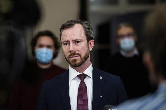 Foedevareminister Rasmus Prehn (S), fungerende finansminister Morten Boedskov , Andreas Steenberg (RV), Carl Valentin (SF), Ole Birk Olesen (LA), Jakob Ellemann-Jensen (paa billedet) (V) praesenterer en aftale mellem regeringen, Venstre, Radikale Venstre, Socialistisk Folkeparti og Liberal Alliance om erstatning til minkavlere og foelgeerhverv ved et doorstep paa stengangen i Finansministeriet, mandag den 25. januar 2021.. , Denmark Copyright: ÓlafurxSteinarxRyexGestsson ÓlafurxSteinarxGestssonx cop111 spdk20210125-221550-L